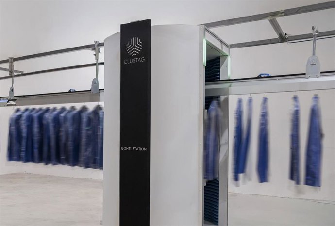 La identificación por radiofrecuencia (RFID) mediante etiquetas inteligentes que se leen a distancia, permite saber en tiempo real dónde está cada prenda