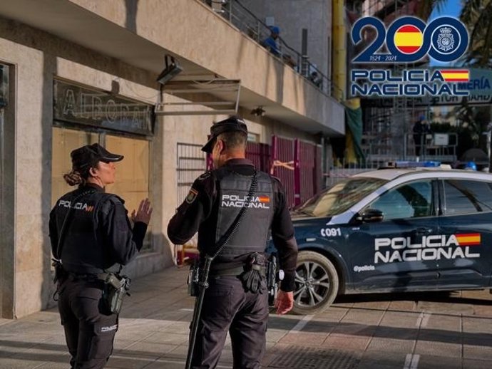 Oficiais da Polícia Nacional.