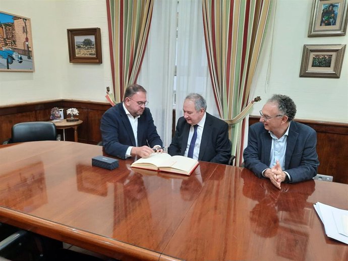 El ministro de Industria y Turismo, Jordi Hereu, en su visita al Ayuntamiento de Mérida, junto al delegado del Gobierno en Extremadura, José Luis Quintana, y el alcalde, Antonio Rodríguez Osuna