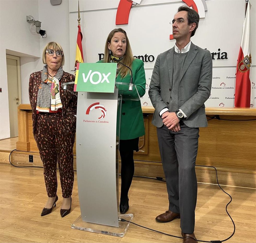 La portavoz del grupo Vox en el Parlamento de Cantabria, Leticia Díaz (centro), junto a los otros dos diputados de la formación, Natividad Pérez Salazar y Armando Blanco