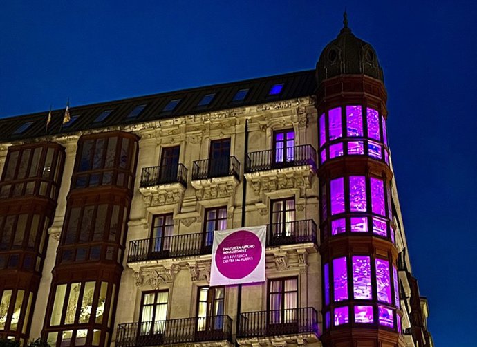 Fachada de la sede en Bilbao de la Cámara vizcaína iluminada contra la violencia machista