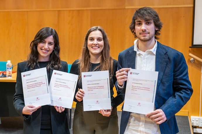 Mario Tola y Anne Fulgencio reciben los premios a los mejores expedientes en GADE y Turismo de Empresariales de la UR