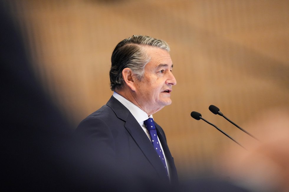 El consejero de Sanidad, Presidencia y Emergencias de la Junta de Andalucía, Antonio Sanz, interviene en el Foro Nueva Economía celebrado en Sevilla. A 24 de noviembre de 2025, en Sevilla (Andalucía, España).