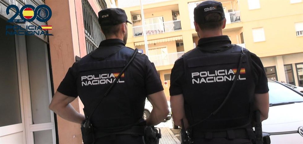 Dos agentes de la Policía Nacional.
