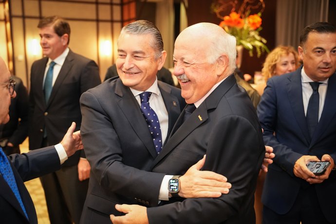 El consejero de Sanidad, Presidencia y Emergencias de la Junta de Andalucía, Antonio Sanz (i),  y el presidente del Parlamento andaluz, Jesús Aguirre (d), antes de participar en el Foro Nueva Economía celebrado en la mañana de hoy en Sevilla.