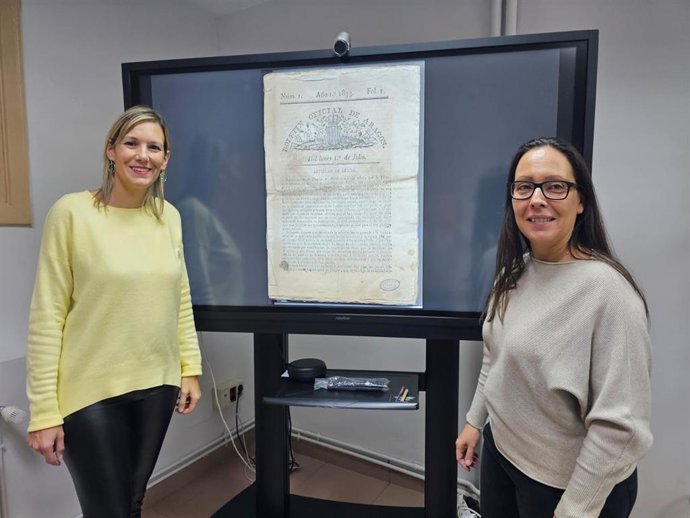 Beatriz Martín, vicepresidenta y diputada delegada de Archivos y Bibliotecas, Beatriz Marín, y la diputada del área delegada de Nuevas Tecnologías,  Silvia Quílez, muestran el acceso online a los boletines.