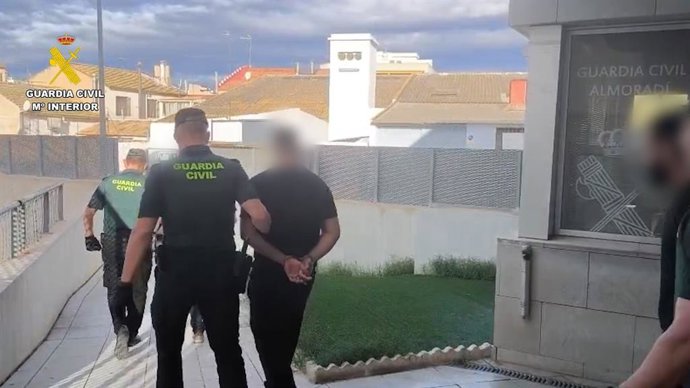 Tres detinguts acusats de segrestar i agredir a dos homes en un descampat d'Almoradí