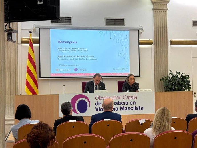 El conseller de Justicia y Calidad Democrática, Ramon Espadaler, y la consellera de Igualdad y Feminismo, Eva Menor, en la apertura de la Jornada 'Violències masclistes en l'àmbit digital'