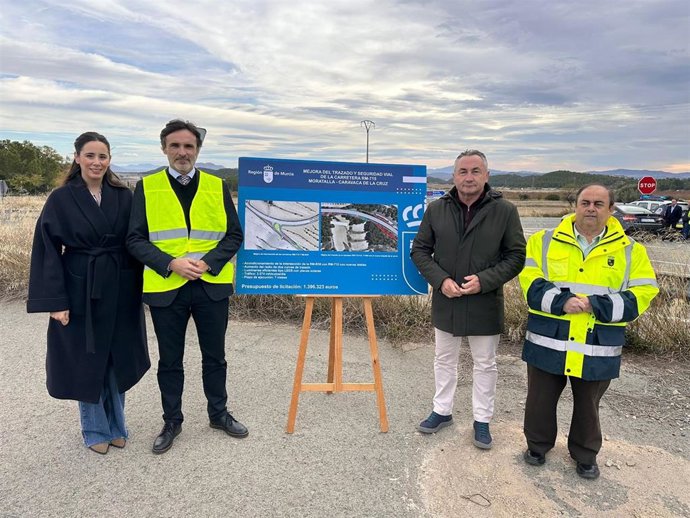 El consejero de Fomento e Infraestructuras, Jorge García Montoro, acompañado del alcalde de Moratalla, Juan Soria, en la carretera RM-715, que une Moratalla con Caravaca de la Cruz