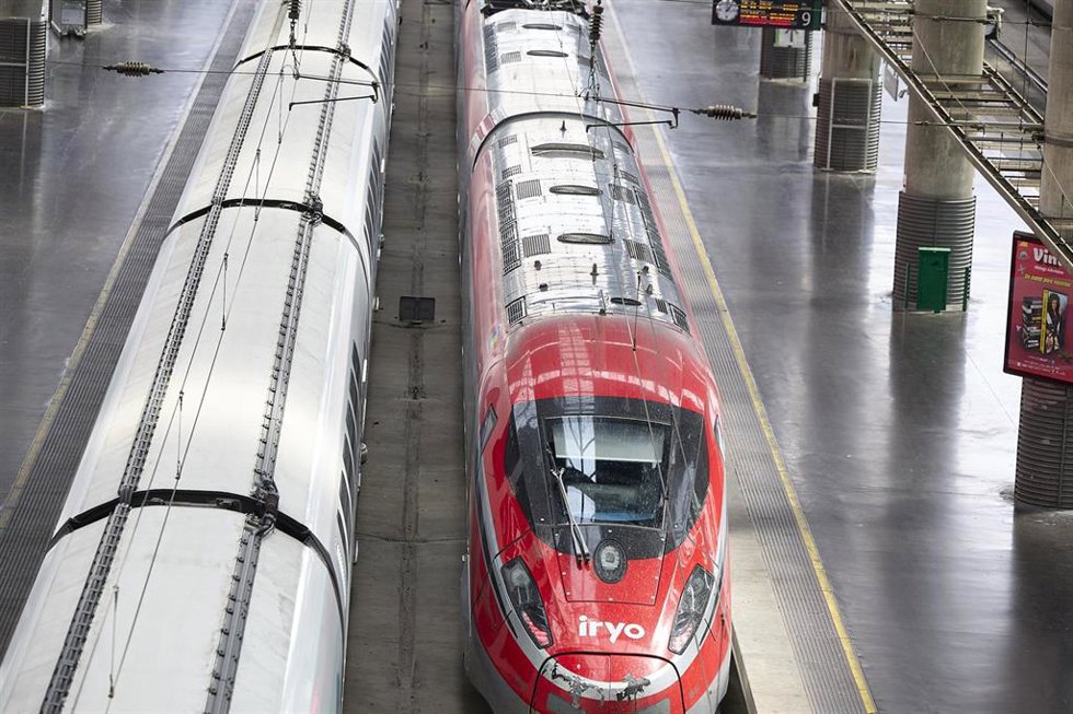 Archivo - Un tren en la Estación de Madrid - Puerta de Atocha - Almudena Grandes