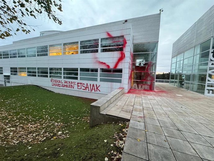 Desconocidos han realizado pintadas en la fachada de Adegi, en San Sebastián.
