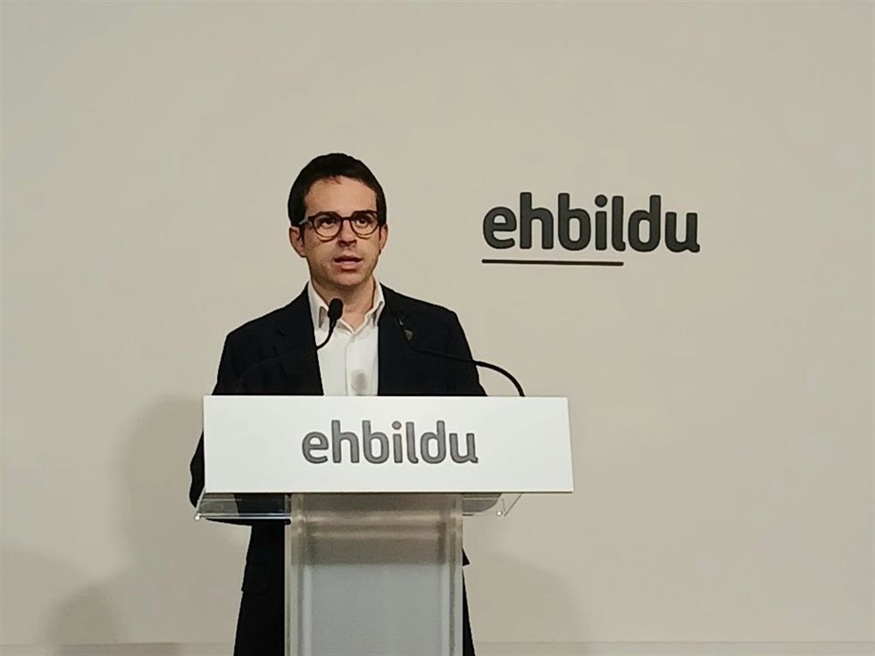 El líder de EH Bildu en el Parlamento Vasco, Pello Otxandiano, en rueda de prensa en Bilbao