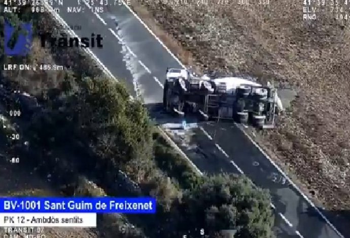 Camión volcado que corta la BV-1001 en Sant Guim de Freixenet (Lleida) este lunes