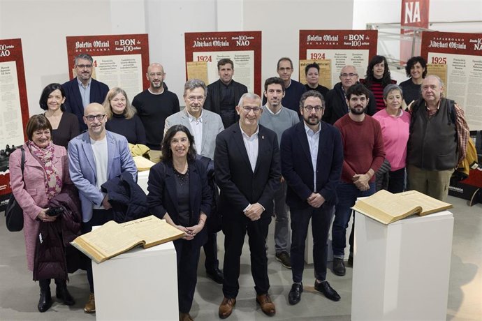 El vicepresidente Taberna, Joseba Asiain y Berta Boj, junto a Patxi Vera y representantes parlamentarios y profesionales que han participado en la presentación de la exposición del BON.