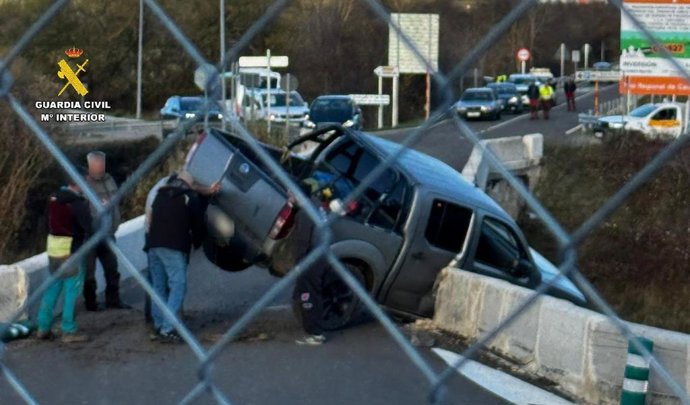 Estado en el que quedó el coche del investigado tras chocar contra el puente sobre el Pisuerga en Cervera (Palencia).