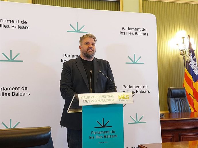 El portavoz parlamentario de MÉS per Mallorca, Lluís Apesteguia, en rueda de prensa