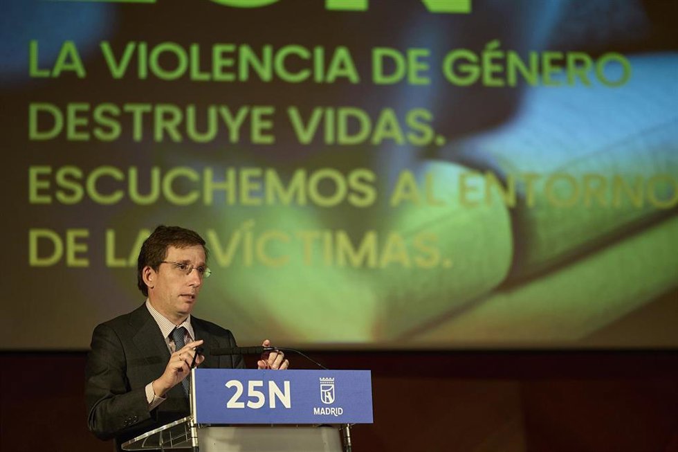 El alcalde de Madrid, José Luis Martínez-Almeida, preside el acto institucional con el que el Ayuntamiento de Madrid conmemora el Día Internacional de la Eliminación de la Violencia contra la Mujer
