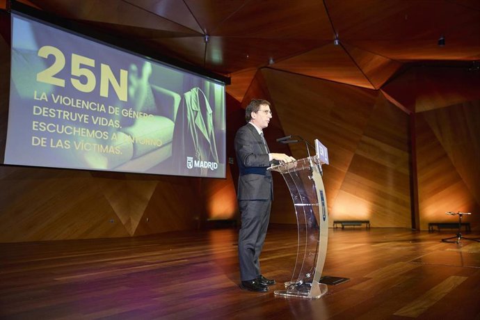 El alcalde de Madrid, José Luis Martínez-Almeida, preside el acto institucional con el que el Ayuntamiento de Madrid conmemora el Día Internacional de la Eliminación de la Violencia contra la Mujer