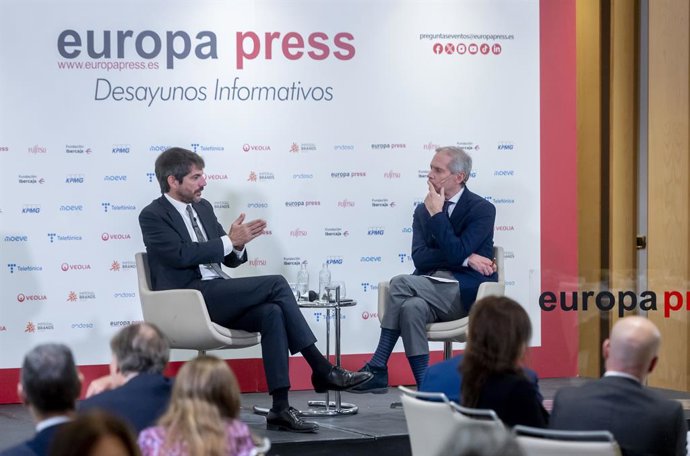 El ministro de Cultura, Ernest Urtasun, y el director de Europa Press, Javier García VIla, durante un desayuno informativo organizado por Europa Press, en el Hyatt Regency Hesperia Madrid, a 24 de noviembre de 2025, en Madrid (España).