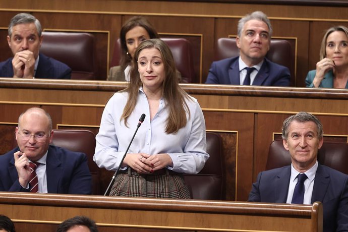 A porta-voz do PP no Congresso, Ester Muñoz, intervém durante uma sessão de controle do governo no Congresso dos Deputados, em 19 de novembro de 2025, em Madri (Espanha). O governo está enfrentando uma nova sessão de controle na câmara baixa do parlamento