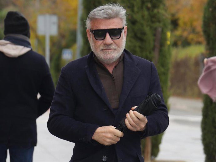 El arquitecto Joaquín Torres llega al tanatorio tras el fallecimiento de su padre, Juan Torres Piñón