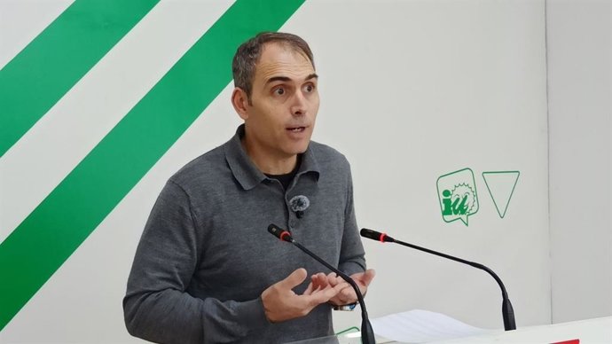 El coordinador general de IU Andalucía, Toni Valero, este lunes en rueda de prensa en Málaga.