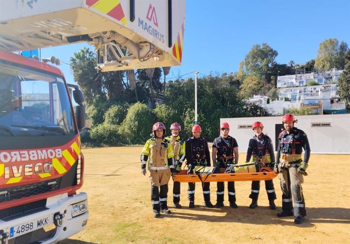Bomberos del Consorcio de Sevilla en un simulacro de búsqueda con drones de desaparecidos en el río Guadalquivir