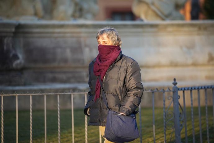Archivo - Imagen de archivo de una mujer abrigada durante la ola de frío. A 14 de enero de 2025, en Sevilla.