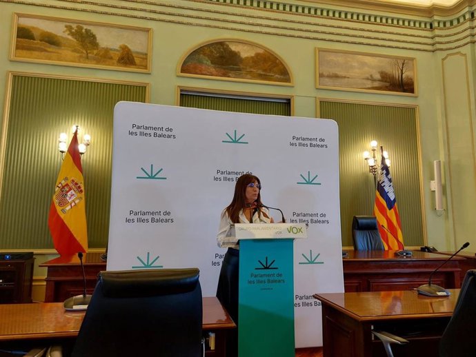 La portavoz parlamentaria de Vox, Manuela Cañadas, en rueda de prensa