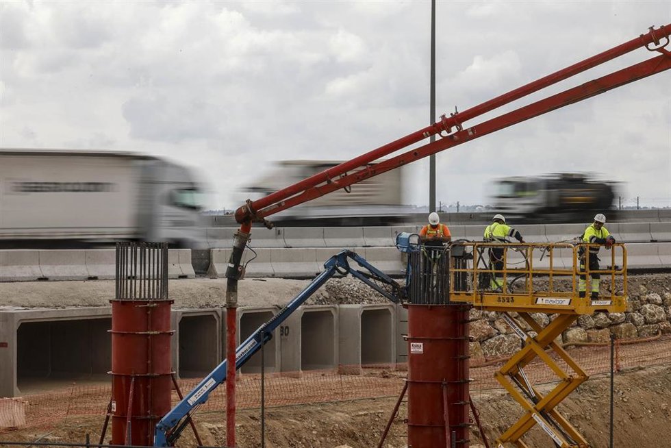 Archivo - Obras de emergencia para la reconstrucción de los puentes de la A-7 sobre el barranco del Poyo, a 30 de abril de 2025, en Quart de Poblet