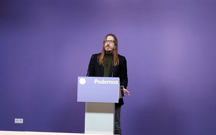 El portavoz nacional de Podemos, Pablo Fernández, en una rueda de prensa.