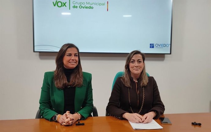 La portavoz de Vox en el Ayuntamiento de Oviedo, Sonsoles Peralta, y la concejala Alejandra González, en rueda de prensa.