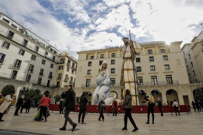 Archivo - Imagen de archivo de personas en la plaza del Ayuntamiento de Alicante junto al belén gigante en 2020