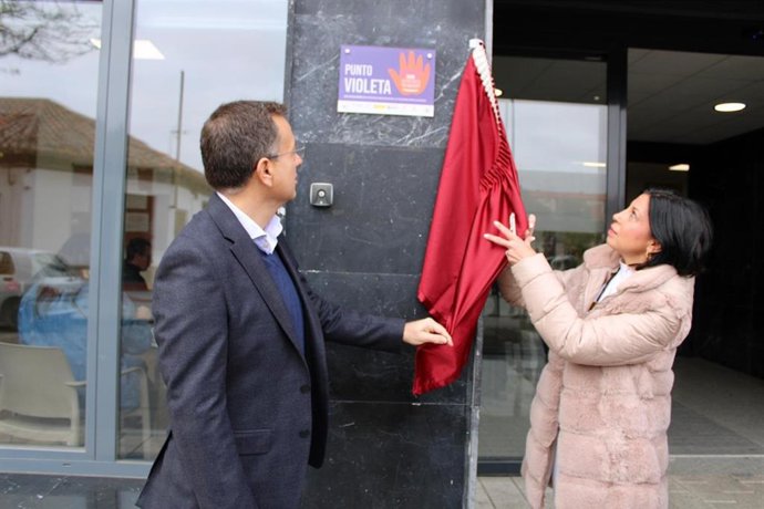 El alcalde de Albacete, Manuel Serrano, ha inaugurado este lunes la Red de Espacios contra la Violencia de Género en el centro de participación ciudadana Ágora