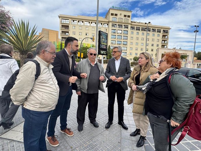 El secretario general del PSOE de Málaga, Josele Aguilar, junto a la parlamentaria andaluza Alicia Murillo y el coordinador del Área Metropolitana, Mariano Ruiz.