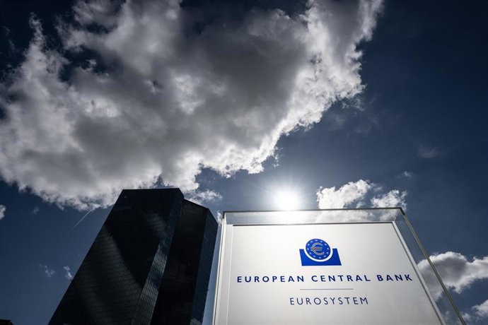 Archivo - FILED - 14 September 2023, Hesse, Frankfurt_Main: Clouds pass over the European Central Bank (ECB) in Frankfurt am Main. Photo: Boris Roessler/dpa