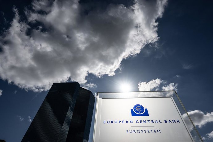 Archivo - FILED - 14 September 2023, Hesse, Frankfurt_Main: Clouds pass over the European Central Bank (ECB) in Frankfurt am Main. Photo: Boris Roessler/dpa