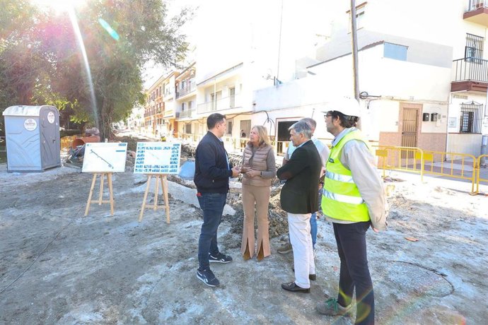 La alcaldesa de Marbella, Ángeles Muñoz, visita junto al teniente de alcalde Javier García trabajos de remodelación para mejorar infraestructuras en la zona oeste de la calle Fuentenueva