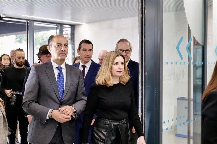 El consejero de Sanidad del Gobierno de Aragón, José Luis Bancalero, a su llegada al Hospital QuirónSalud de Zaragoza junto a la consejera de Empleo, Ciencia y Universidades, Claudia Pérez.