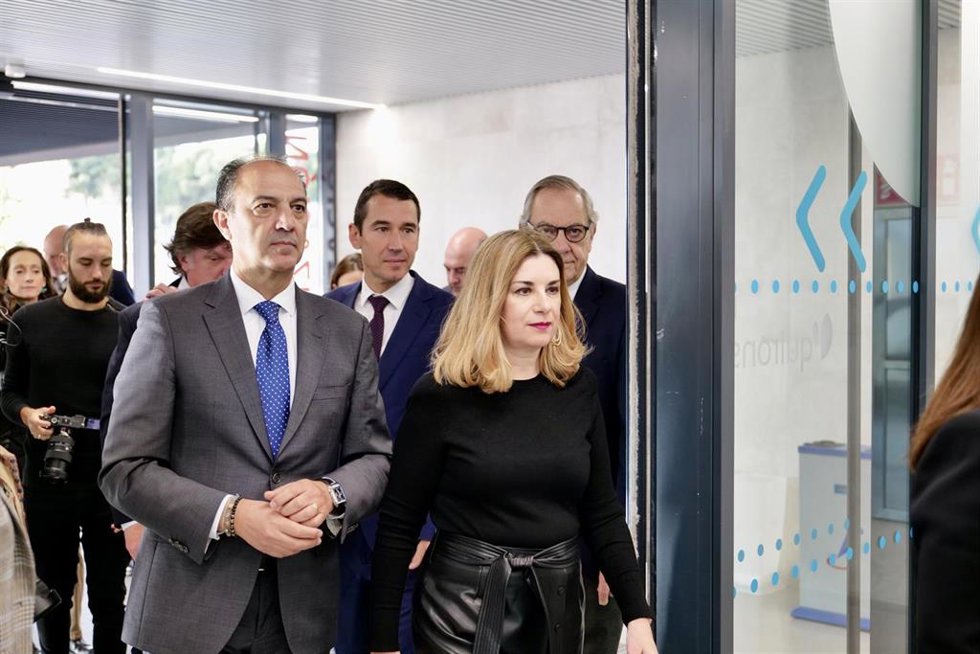 El consejero de Sanidad del Gobierno de Aragón, José Luis Bancalero, a su llegada al Hospital QuirónSalud de Zaragoza junto a la consejera de Empleo, Ciencia y Universidades, Claudia Pérez.