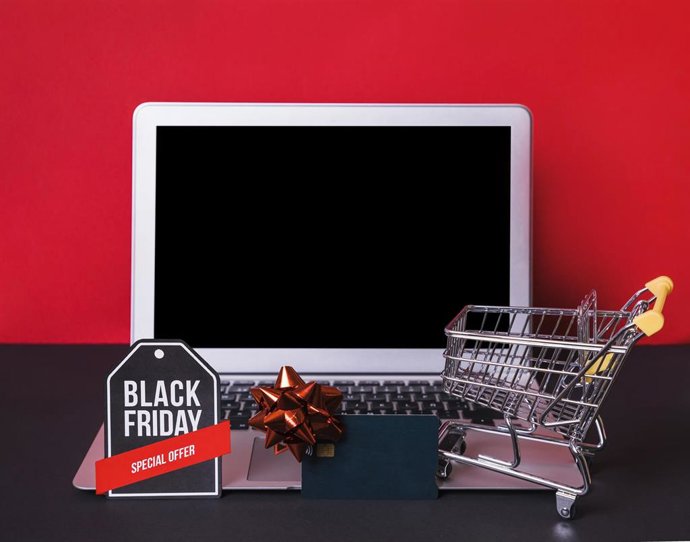 Archivo - Compras 'online' en el Black Friday.