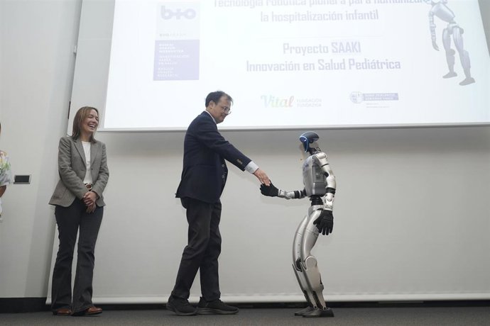 Saludo entre Alberto Martínez y el 'Unitree G1 EDU'