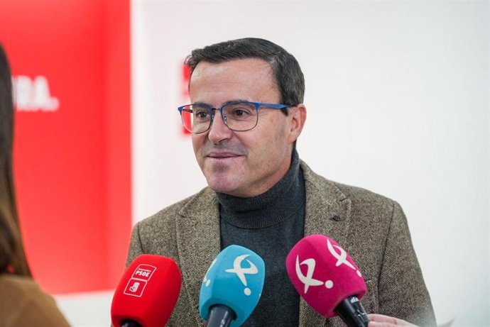 El candidato socialista a la Presidencia de la Junta de Extremadura, Miguel Ángel Gallardo, atiende a los medios de comunicación en una imagen de archivo