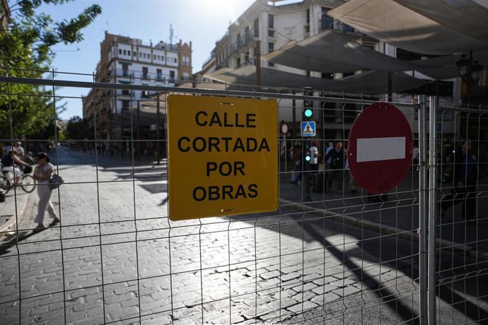 Archivo - Las zonas del centro de Sevilla de la Campana y Martín Villa, cortadas al tráfico por el inicio de las obras del tranvibús. Imagen de archivo.