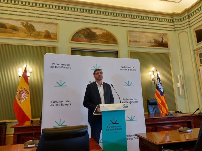 El portavoz parlamentario del PP, Sebastià Sagreras, en rueda de prensa.