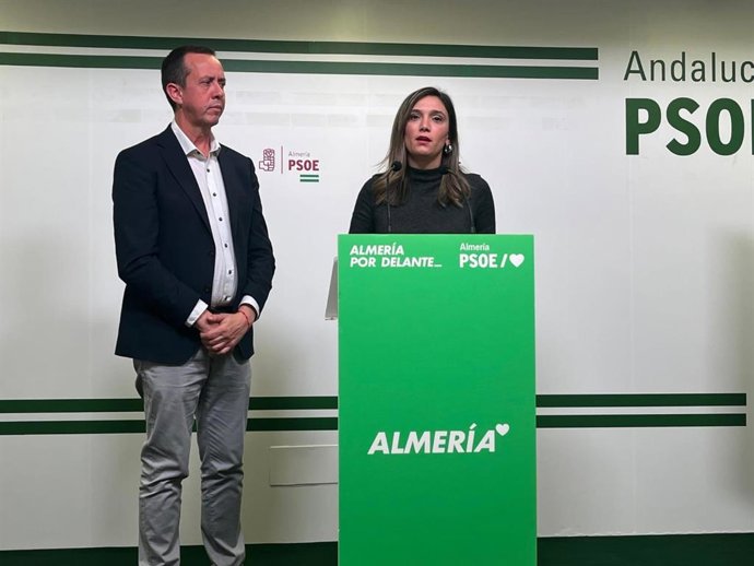 La vicesecretaria general del PSOE-A, María Márquez, en rueda de prensa en Almería junto al secretario provincial del PSOE, José María Martín.