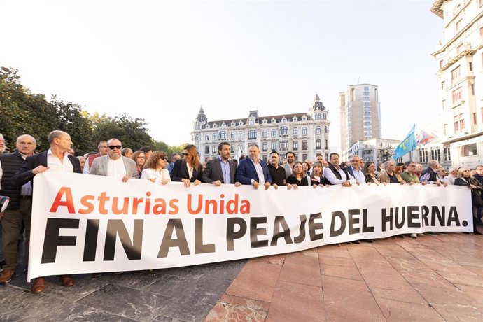 Archivo - Varias personas con una pancarta, durante la manifestación en octubre en contra del peaje del Huerna