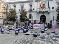 Recuerdan con lápidas simbólicas ante el Ayuntamiento de Granada a "todas" las víctimas de violencia hacia la mujer