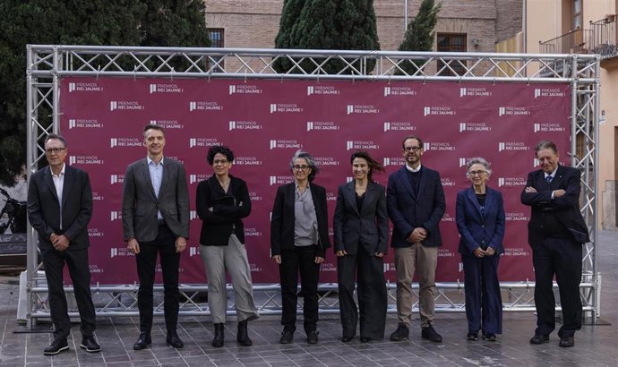 (I-D) Los galardonados con los Premios Rei Jaume I 2025, Josu Luis Mascareñas, Jan Eeckhout, Nuria Lopez-Bigas, Victoria Reyes, María Jesús Vicent, Damiá Tormo y Silvia de Sanjosé, durante una rueda de prensa, en la sede de la Fundación Premios Rei Jaume,