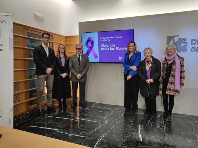 El presidente de la Diputación de Córdoba, Salvador Fuentes (centro), en la presentación de la nueva herramienta para víctimas de violencia de género.